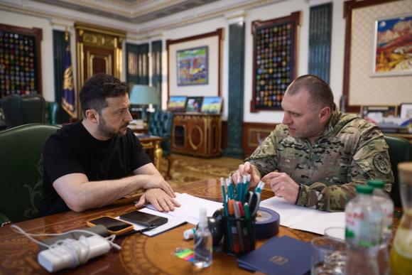 Le président ukrainien Volodymyr Zelensky et le chef des services de sécurité ukrainiens Vassyl Maliouk, à Kiev, le 1er juin 2025.