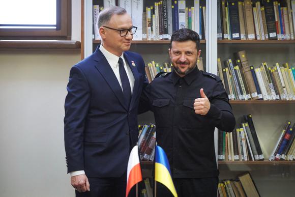 Sur cette photo prise et diffusée par le service de presse présidentiel ukrainien le 2 juin 2025, Volodymyr Zelensky (pose pour une photo avec le président polonais Andrzej Dudan lors de leur rencontre en marge du sommet de l’OTAN à Vilnius.