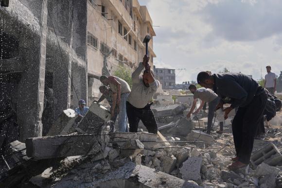 Des Gazaouis fouillent les décombres de la mosquée Al-Ansar, à la suite d’une frappe israélienne à Deir Al-Balah, dans la bande de Gaza, le 2 juin 2025.