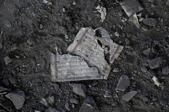 Une page du Coran, le livre sacré musulman, au milieu des décombres de la mosquée Al-Ansar, à Deir Al-Balah, dans la bande de Gaza, le 2 juin 2025.