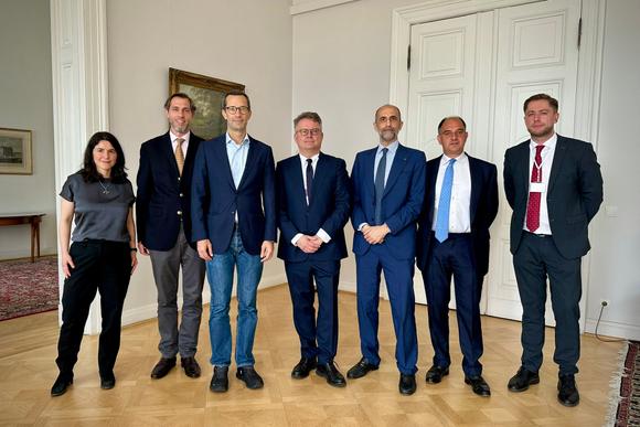 Le vice-ministre des affaires étrangères ukrainien, Sergiy Kyslytsya (au centre), un membre de la délégation ukrainienne, Oleksandr Bevz (à droite), et des représentants de l’Allemagne, de l’Italie et du Royaume-Uni, lors de leur réunion à Istanbul, avant des entretiens avec des délégués russes, le 2 juin 2025.