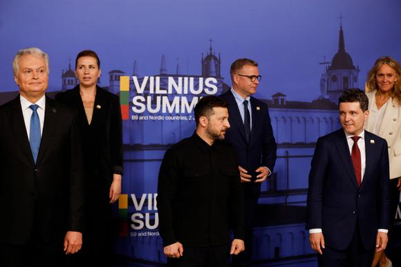 Le président lituanien Gitanas Nauseda, la première ministre danoise Mette Frederiksen, le président ukrainien Volodymyr Zelensky, le premier ministre finlandais Petteri Orpo, le président roumain Nicusor Dan et la ministre islandaise des affaires étrangères Katrin Gunnarsdottir (de gauche à droite), au sommet de Vilnius, en Lituanie, le 2 juin 2025.