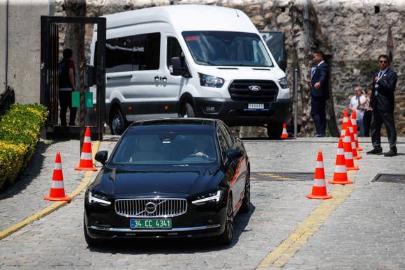 Un véhicule transportant les membres de la délégation ukrainienne arrive au palais Çiragan, à Istanbul, le 2 juin 2025.