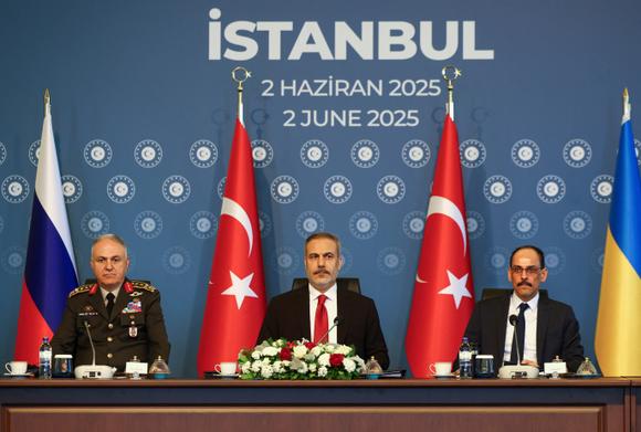 Le ministre des affaires étrangères turc, Hakan Fidan, entre le chef d’état-major turc, Metin Gürak, et le chef du renseignement turc, Ibrahim Kalin, à Istanbul, le 2 juin 2025.