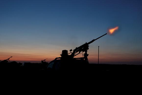 Un militar de las Fuerzas Armadas de Ucrania dispara una ametralladora contra un dron ruso en la región de Járkov, Ucrania, el 2 de junio de 2025.