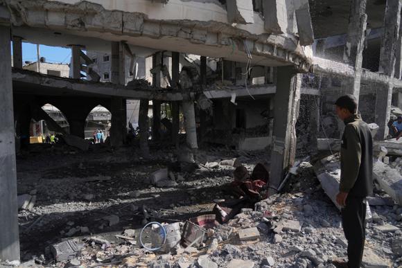 Au milieu des décombres de la mosquée Al-Ansar, détruite par une frappe israélienne à Deir Al-Balah, dans la bande de Gaza, le 2 juin 2025.