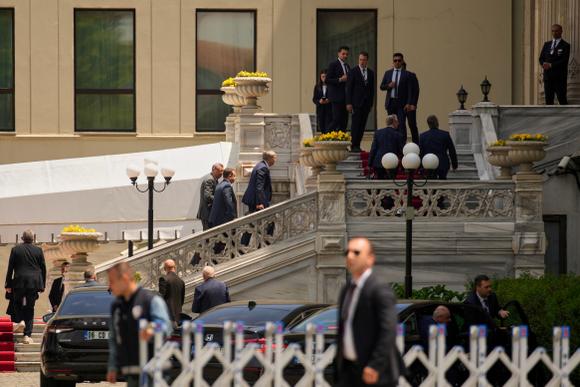 Des membres de la délégation russe entrent au palais Çiragan, à Istanbul, le 2 juin 2025.
