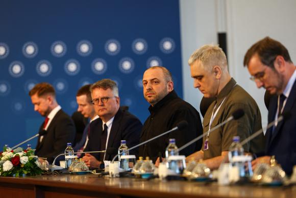 La délégation ukrainienne, dirigée par le ministre de la défense ukrainien, Rustem Umerov, au palais Çiragan, à Istanbul, le 2 juin 2025.