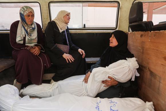 Des Palestiniennes transportent les corps de leurs proches tués lors d’un bombardement en direction de l’hôpital Al-Ahli, dans le nord de la bande de Gaza, le 2 juin 2025.