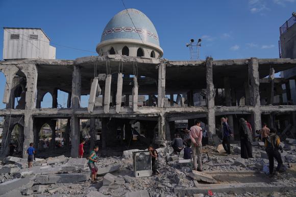 Des Gazaouis inspectent les décombres de la mosquée Al-Ansar après une frappe israélienne à Deir Al-Balah, dans la bande de Gaza, le 2 juin 2025.