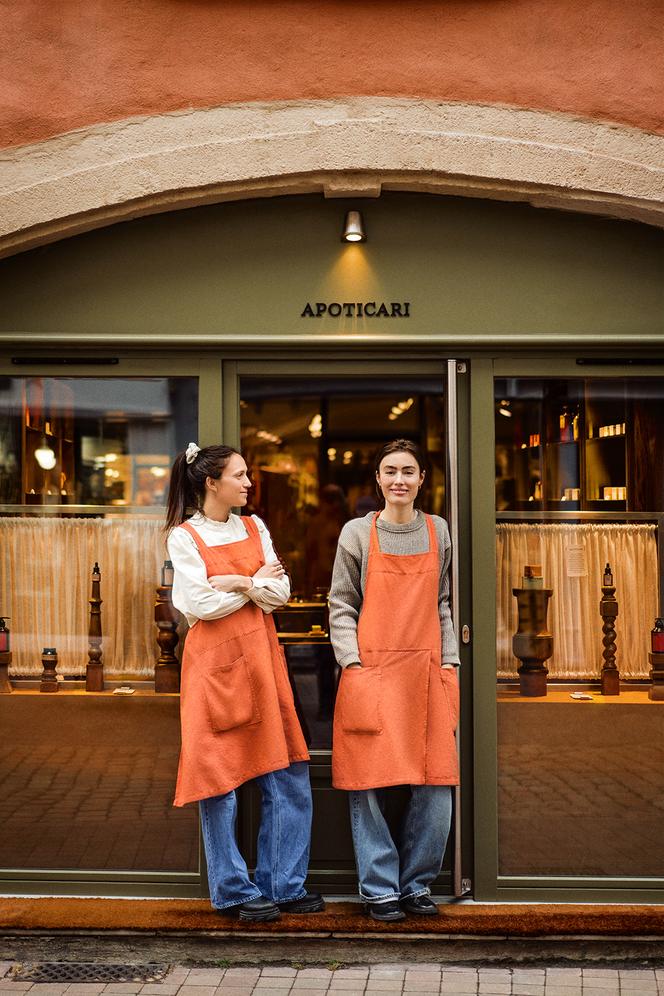 Elsa Snakers (à droite) et Claire Chicha, devant leur boutique, au Puy-en-Velay, en janvier 2025.