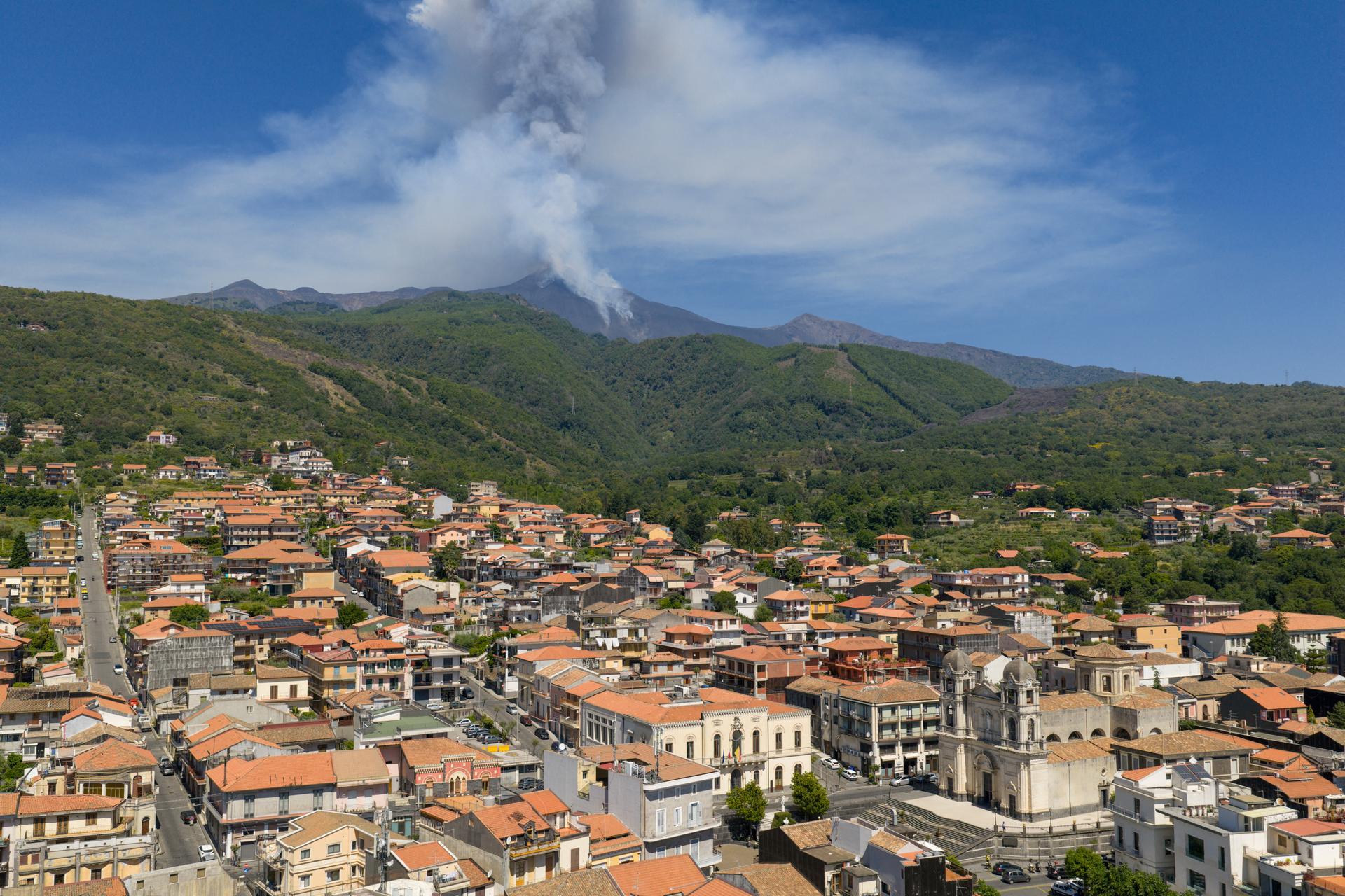 Colonne de cendres s’élevant de l’Etna, vue depuis le village de Milo (Italie), le 2 juin 2025.