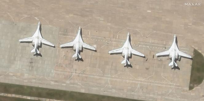 Cette image satellite distribuée par Maxar Technologies, prise le 20 mai 2025, montre des bombardiers Tu-160 sur la base aérienne de Belaïa, dans la région d’Irkoutsk, en Russie.