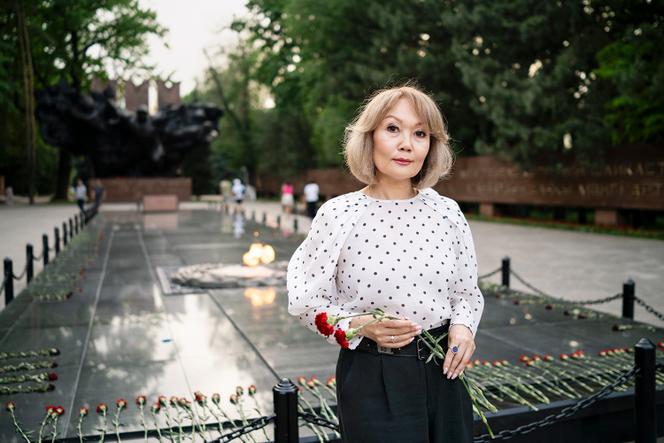 Nazym Arzimbetova se bat pour la mémoire de son oncle disparu durant la seconde guerre mondiale. Ici à Almaty, au Kazakhstan, devant le Mémorial de la gloire, le 14 mai 2025.