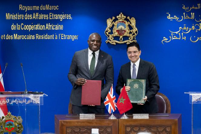 Le ministre britannique des affaires étrangères, David Lammy, et son homologue marocain, Nasser Bourita, après la signature d’accords commerciaux à Rabat, le 1er juin 2025.