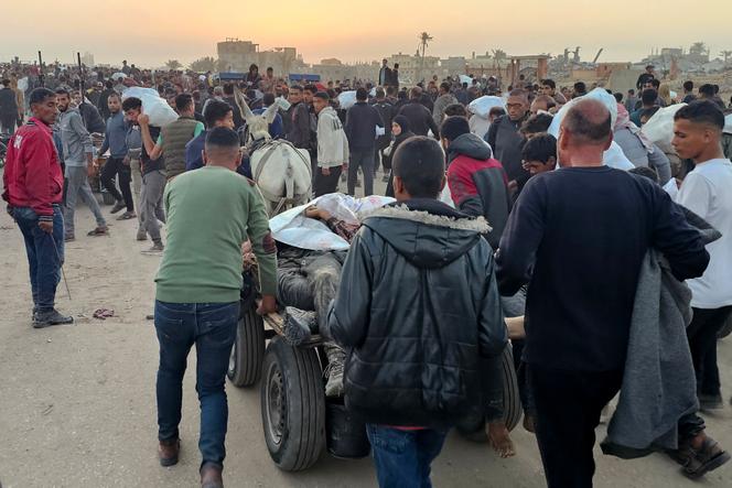 Des Palestiniens poussent un chariot contenant des corps, après des tirs de l’armée israélienne à proximité d’un centre de distribution de nourriture à Rafah, dans le sud de la bande de Gaza, le 1ᵉʳ juin 2025.