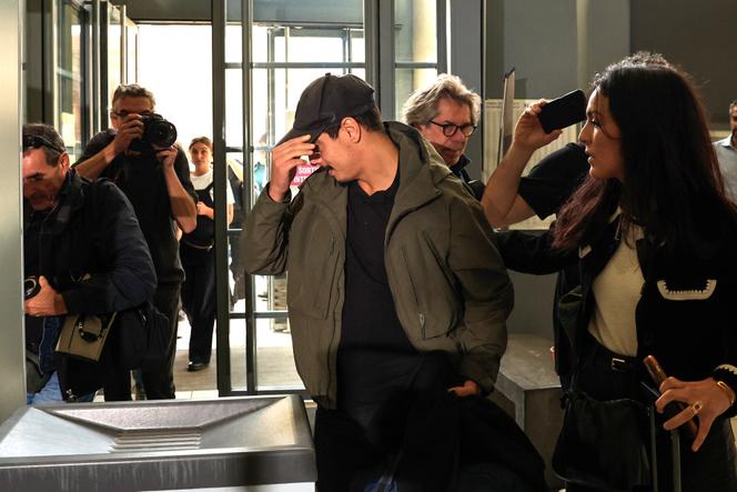 Le footballeur Wissam Ben Yedder (au centre) arrive au tribunal de Nice, le 15 octobre 2024.
