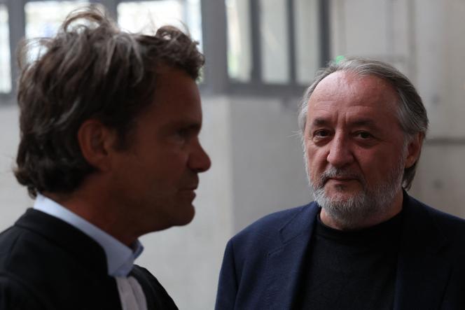 Serge Hascoët (à droite), ancien directeur créatif d’Ubisoft, au tribunal de Bobigny, le 2 juin 2025.