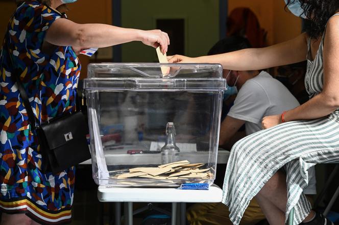 Dans un bureau de vote à Lyon, le 20 juin 2021.