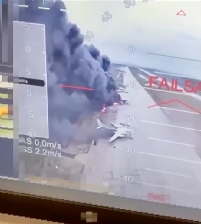 Cette image, extraite d’une vidéo diffusée par les services secrets ukrainiens, le 1ᵉʳ juin 2025, montrerait plusieurs avions en feu sur la base aérienne de Belaïa, dans la région d’Irkoutsk, en Russie, à plus de 4 600 kilomètres de l’Ukraine.