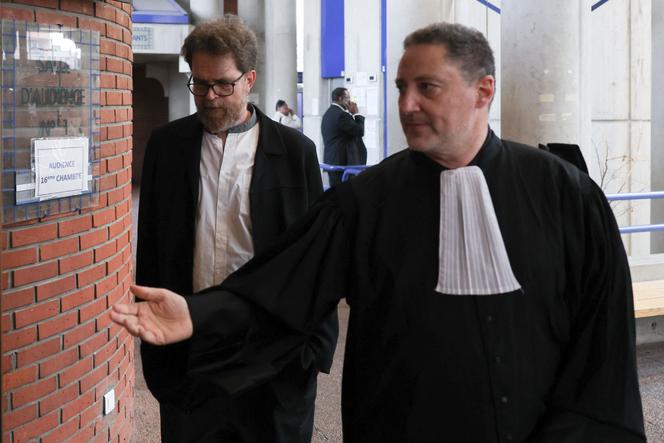 Thomas François, l’ancien vice-président de la rédaction d’Ubisoft, et son avocat, au tribunal correctionnel de Bobigny, le 2 juin 2025.