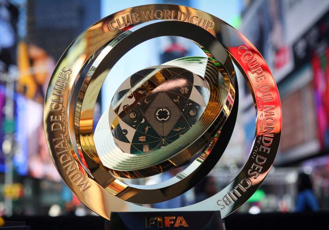 Le trophée de la Coupe du monde des clubs de la FIFA, exposé à Times Square, à New York, le 20 mai 2025. 