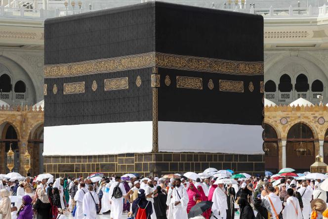 Des fidèles musulmans se rassemblent pour prier autour de la Kaaba, au centre de la mosquée sacrée Al-Haram de La Mecque (Arabie saoudite), le 2 juin 2025.