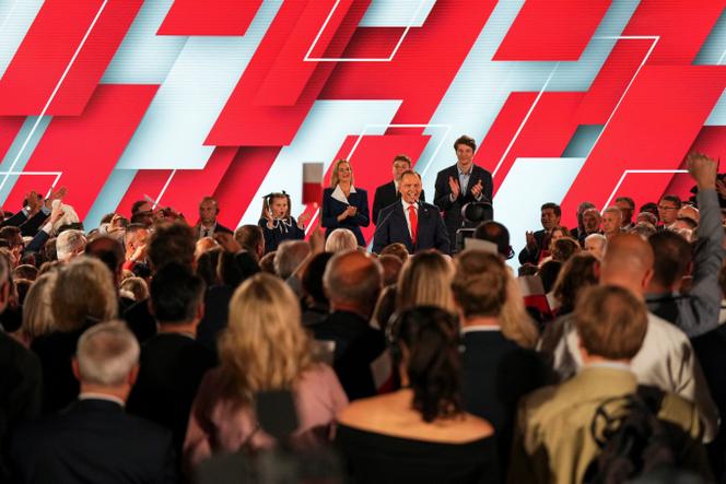 Le candidat polonais à la présidentielle Karol Nawrocki et sa famille, après la publication des premiers sondages de sortie des urnes du second tour de l’élection présidentielle, à Varsovie, en Pologne, le 1ᵉʳ juin 2025.