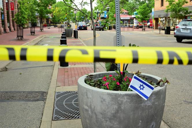 Un drapeau israélien et du ruban de balisage de la police sur le site d’une attaque contre un rassemblement de soutien aux otages israéliens retenus par le Hamas, à Boulder, dans le Colorado, aux Etats-Unis, le 1er juin 2025.