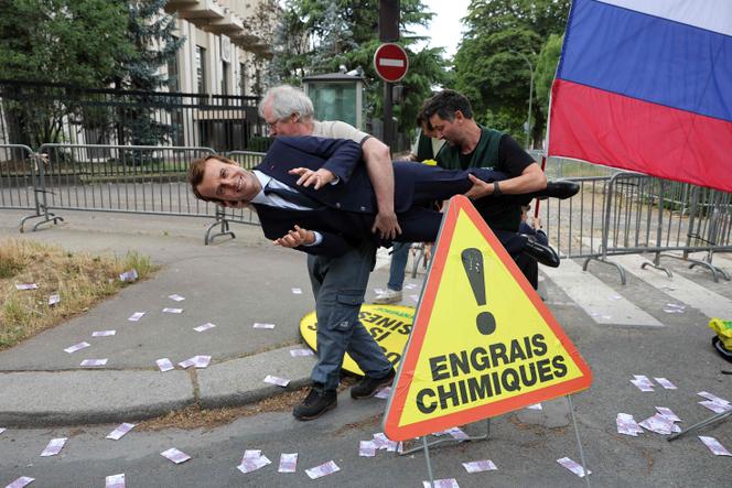 La statue de cire du président français, Emmanuel Macron, lors d’une action de Greenpeace devant l’ambassade de Russie, à Paris, le 2 juin 2025.