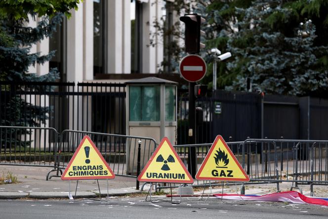 Des panneaux installés par des manifestants de Greenpeace devant l’ambassade de Russie à Paris, le 2 juin 2025.