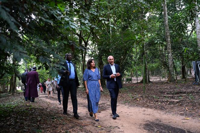 Anne Hidalgo (au centre), maire de Paris et présidente de l’association internationale des maires des villes francophones, dans le parc national du Banco en marge de la « COP des villes » à Abidjan (Côte d’Ivoire), le 2 juillet 2022.