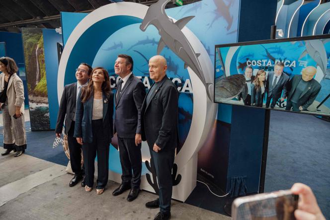 L’ambassadeur de France pour les pôles et l’océan, Olivier Poivre d’Arvor (à droite), le maire de Nice, Christian Estrosi, et des représentants de l’ONU, lors de l’exposition « La Baleine » présentée à l’occasion de la Conférence des Nations Unies sur l’océan (UNOC), à Nice, le 2 juin 2025.