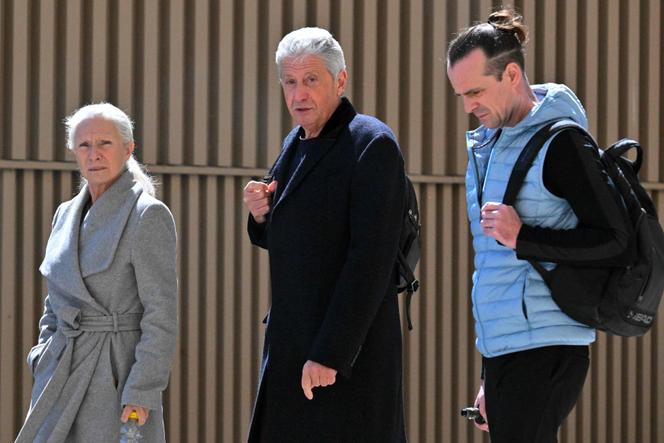 Jean (au centre) et Viviane (à gauche) Badache, propriétaires d’Apollonia, accompagnés de leur fils Benjamin Heysen-Badache, arrivent au tribunal, à Marseille, le 1er avril 2025.