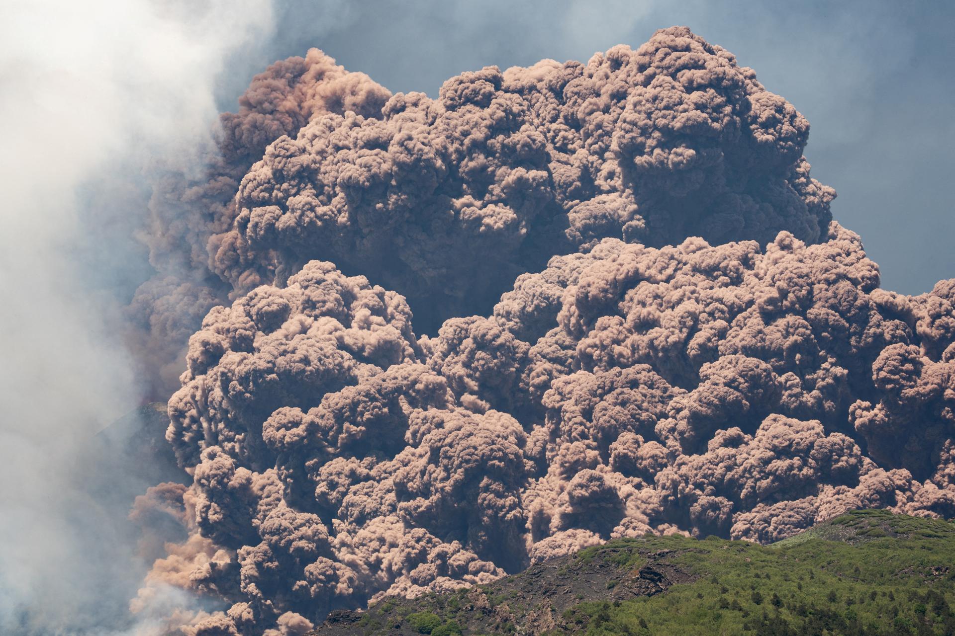 Nuage volcanique s’élevant de l’Etna, vue depuis le village de Milo (Italie), le 2 juin 2025.
