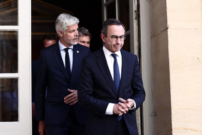 Le président des Républicains et ministre de l’intérieur, Bruno Retailleau, suivi de Laurent Wauquiez, le président du groupe LR à l’Assemblée, quittent Matignon après une réunion avec le premier ministre, François Bayrou. A Paris, le 2 juin 2025.