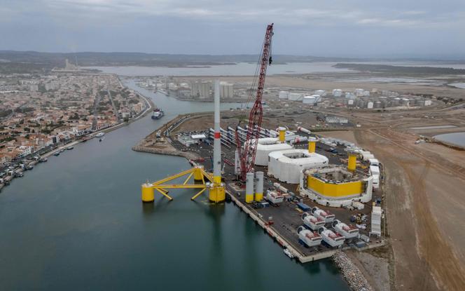 Eolienne en cours de construction dans le parc pilote Eoliennes flottantes du golfe du Lion (EFGL), à Port-la-Nouvelle, près de Perpignan dans le sud-ouest de la France, le 2 juin 2025.