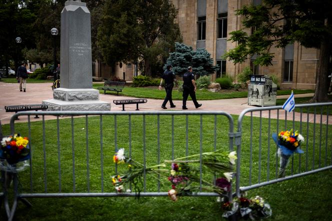 Des policiers passent devant une barricade ornée de fleurs devant le palais de justice du comté de Boulder, à Boulder, dans le Colorado, aux Etats-Unis, le 2 juin 2025.