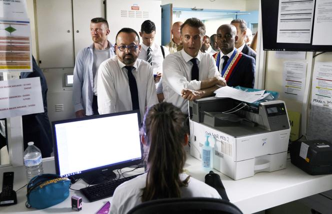 Emmanuel Macron et le ministre chargé de la santé et de l’accès aux soins, Yannick Neuder, rencontrent le personnel médical du service des urgences du Centre hospitalier de Mayotte, à Mamoudzou, le 21 avril 2025.