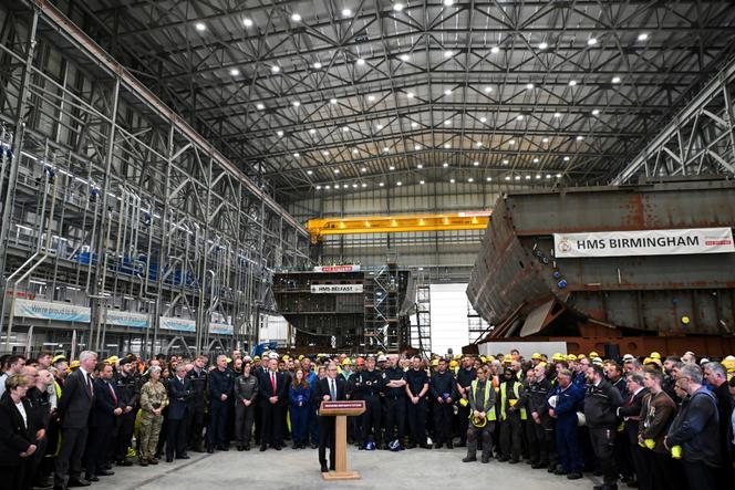 Le premier ministre britannique, Keir Starmer, sur le chantier naval BAE Systems de l’entreprise Govan, à Glasgow, le 2 juin 2025.