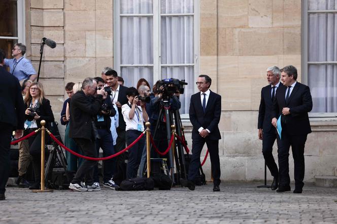 Bruno Retailleau (au centre), Laurent Wauquiez et Mathieu Darnaud, à l’Hôtel de Matignon, à Paris, le 2 juin 2025.