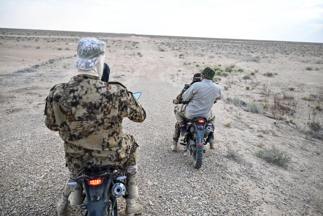 Des soldats de la Nouvelle Armée syrienne sur la route de Mayadin, dans la Badiya, autour des anciennes bases militaires de l’armée d’Al-Assad, dans la province de Deir ez-Zor, le 29 avril 2025.