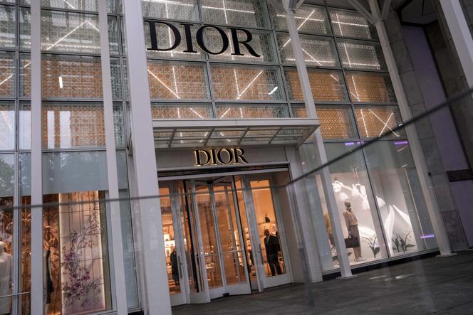 Un agent de sécurité regarde du magasin de la société de produits de luxe français Dior sur la 5e Avenue à New York, aux États-Unis, le 23 mai 2025.
