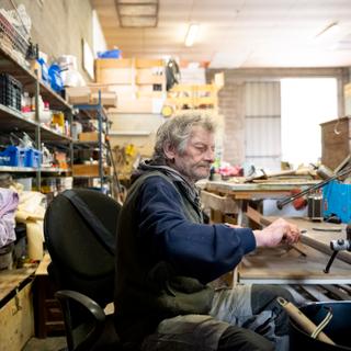 Pour Le Monde, le lundi 26 mai 2025, reportage à Bléré (Indre-et-Loire) sur La Boîte d'à Côté, entreprise à but d'emploi (EBE) impliquée dans l’expérimentation « Territoire Zéro Chômeur Longue Durée ». Ici, à l'atelier bois de l'entreprise, avec Jean-Jacques, en train de dénuder des fils de cuivre qui seront ensuite recyclés.