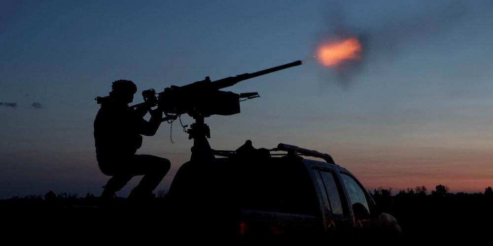 Un soldat ukrainien tire vers un drone russe avec une mitrailleuse lourde M2 Browning de fabrication américaine, dans la région de Kharkiv, le 2 juin 2025. - SOFIIA GATILOVA / REUTERS