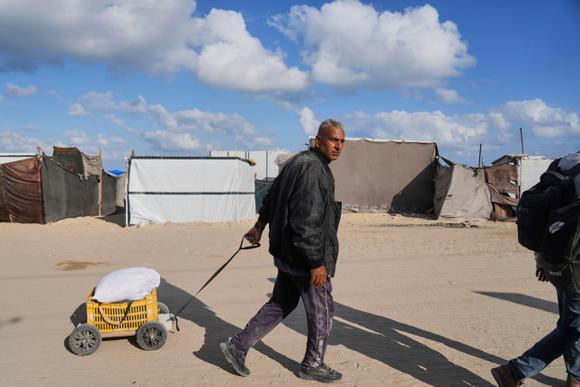 Distribution de nourriture et d’aide humanitaire par la Gaza Humanitarian Foundation, une organisation soutenue par les Etats-Unis et approuvée par Israël, à Khan Younès, dans le sud de la bande de Gaza, le 3 juin 2025.