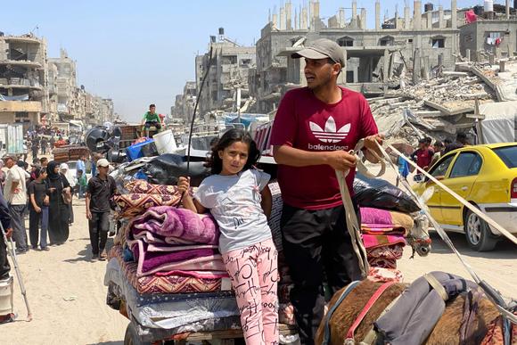Des déplacés fuient Khan Younès en direction d’Al-Mawassi, dans le sud de la bande de Gaza, le 3 juin 2025.