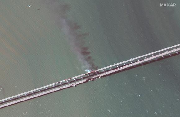 Des images satellite montrent les dégâts causés par l’explosion d’un camion sur le pont du détroit de Kerch, en Crimée, le 8 octobre 2022.