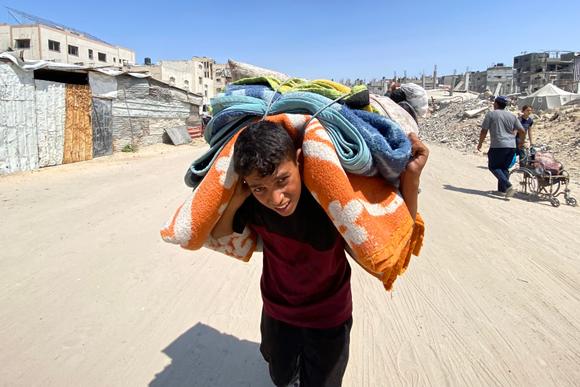 Des déplacés fuient Khan Younès en direction d’Al-Mawassi, dans le sud de la bande de Gaza, le 3 juin 2025.