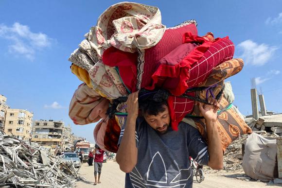 Des déplacés fuient Khan Younès en direction d’Al-Mawassi, dans le sud de la bande de Gaza, le 3 juin 2025.